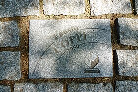 Llosa de pavimentu ("pavé") dedicada a Fausto Coppi, na avenida Charles Crupelandt de Roubaix