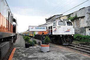 KA Pangrango (kanan) memasuki Stasiun Sukabumi, sedangkan KA Siliwangi (kiri) sedang dipersiapkan untuk pertukaran lokomotif.