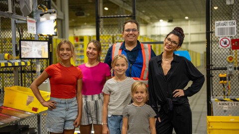 Elisabeth Rioux, vedette de Prime Video, visite le centre YUL2 d’Amazon pour le jour de la Famille