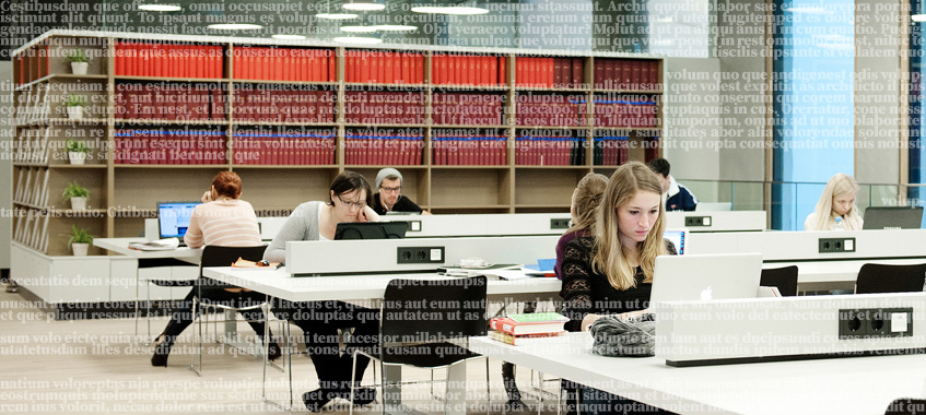 Zeitschriftenregal und Computer-Arbeitsplätze. © Universität Wien / Barbara Mair