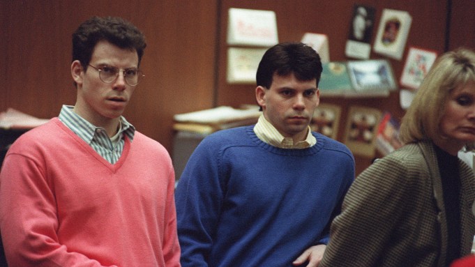 Erik Menendez (L) and his brother Lyle (R) listen during a pre-trial hearing on December 29, 1992