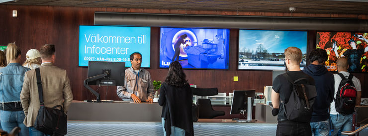 Students queuing to get help at the Infocenter's information desk in Studenthuset on Campus Valla in Linköping.