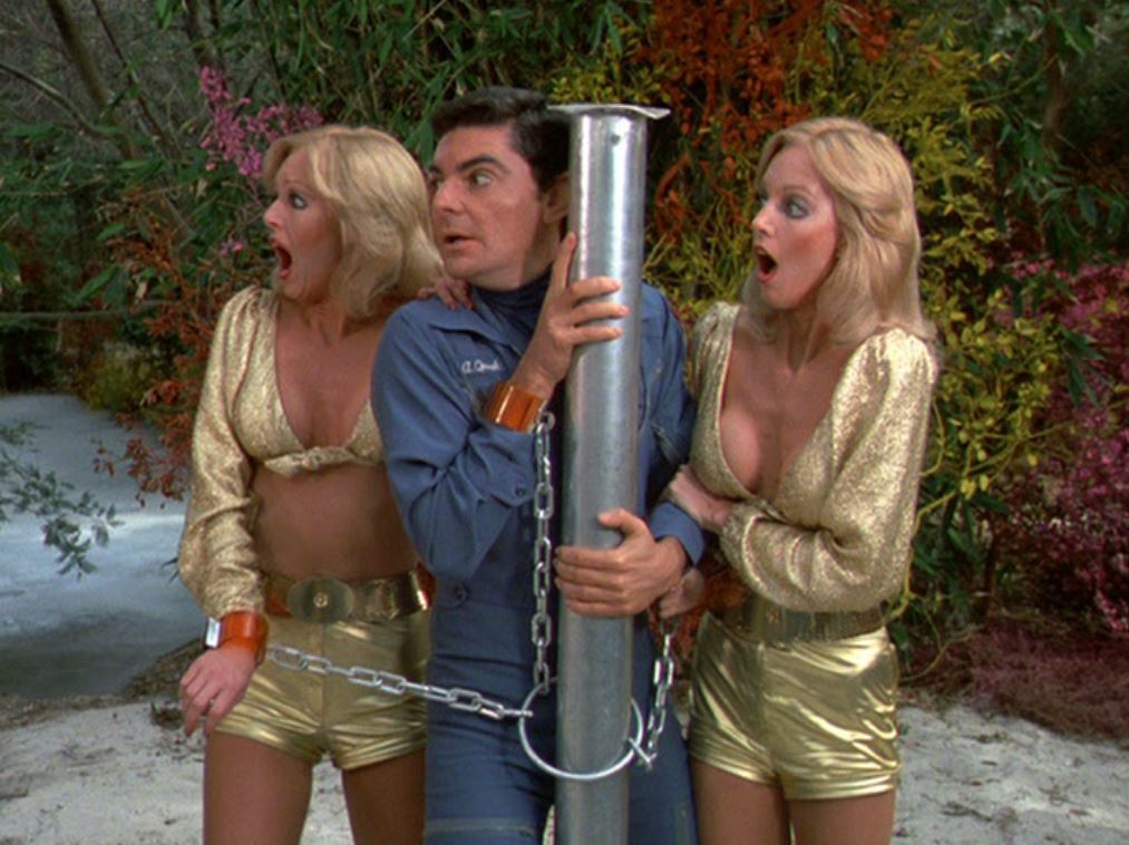 Richard Benjamin, Cyb Barnstable, and Patricia Barnstable in Quark (1977)