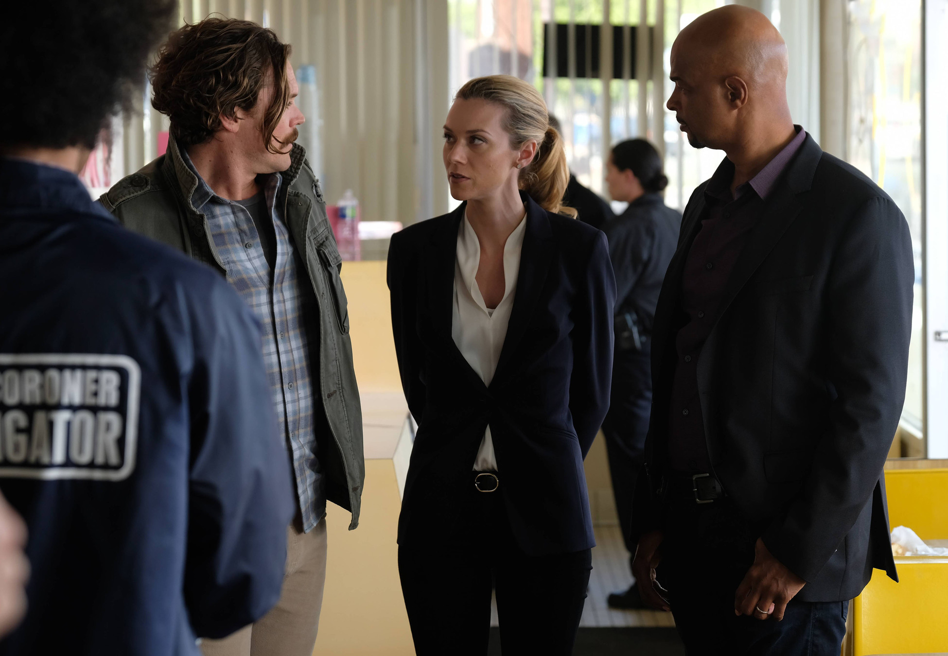 Damon Wayans, Clayne Crawford, Hilarie Burton Morgan, and Johnathan Fernandez in Lethal Weapon (2016)