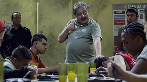 Claudio Rissi and Abel Ayala in El marginal (2016)