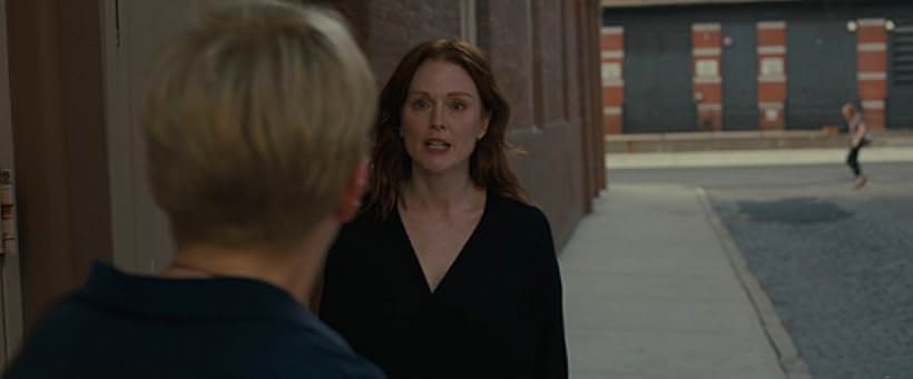 Julianne Moore and Michelle Williams in After the Wedding (2019)