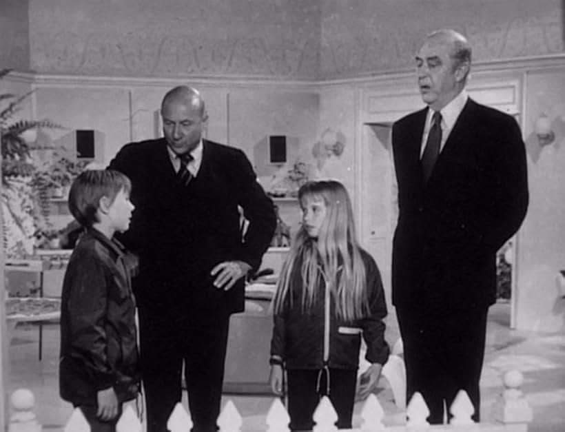 Donald Pleasence, Ray Milland, Kim Richards, and Ike Eisenmann in Escape to Witch Mountain (1975)