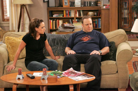 Kevin James and Leah Remini in The King of Queens (1998)