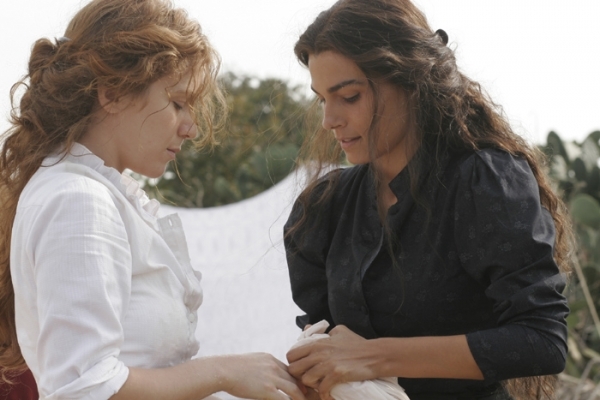 Valeria Solarino and Isabella Ragonese in Purple Sea (2009)