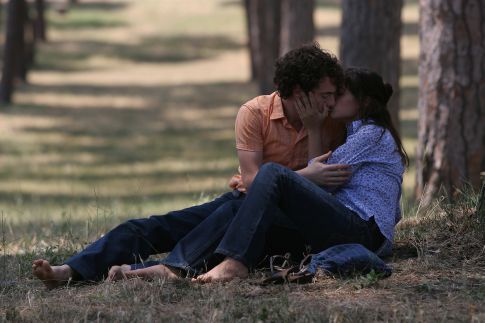 Elio Germano and Diane Fleri in Mio fratello è figlio unico (2007)