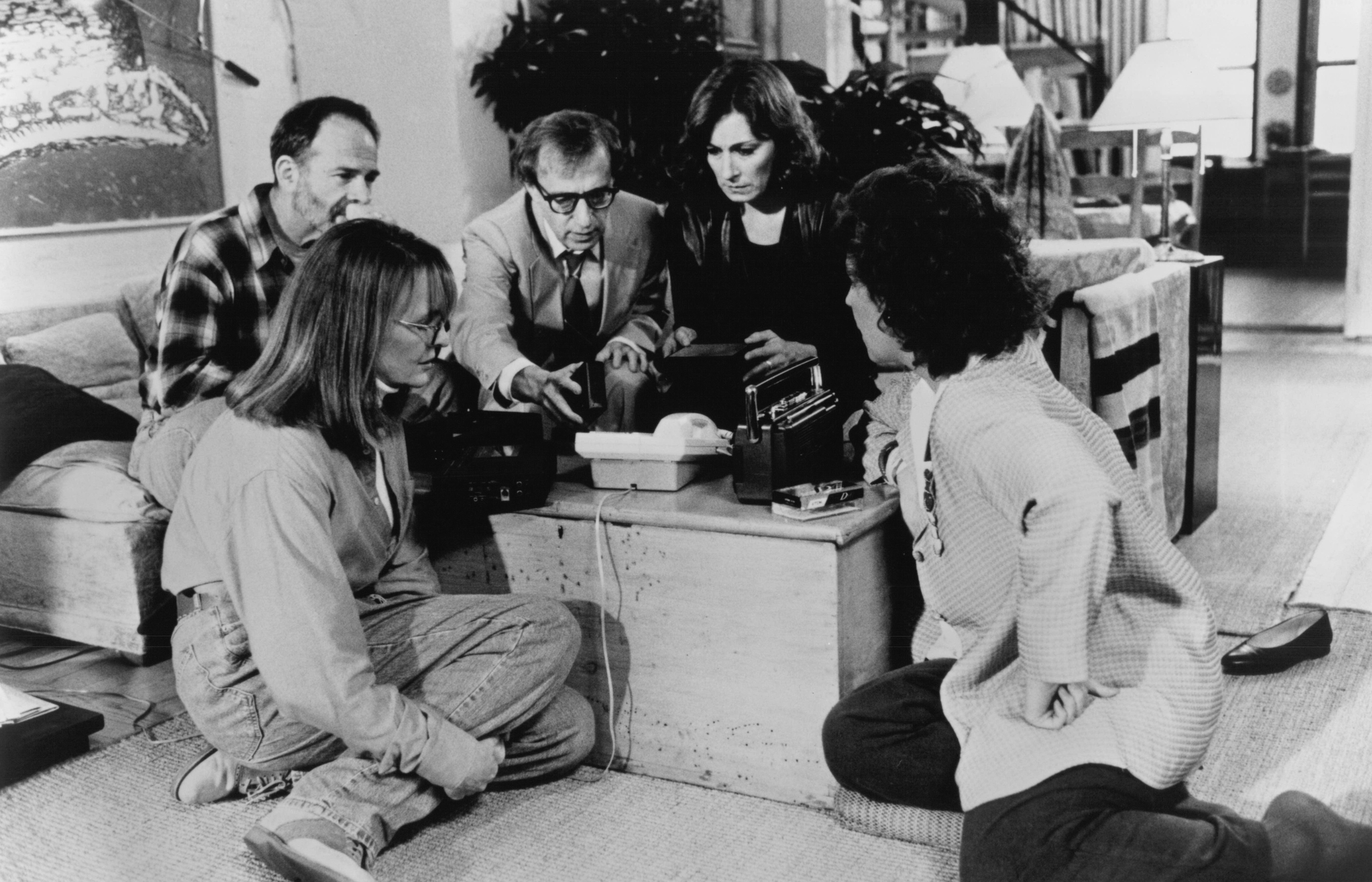 Woody Allen, Diane Keaton, Anjelica Huston, Joy Behar, and Ron Rifkin in Manhattan Murder Mystery (1993)