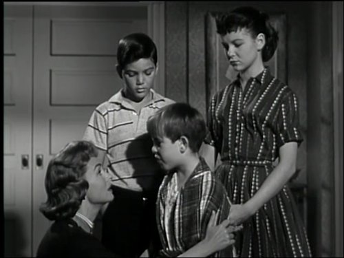 Shelley Fabares, Donna Reed, Charles Herbert, and Paul Petersen in The Donna Reed Show (1958)