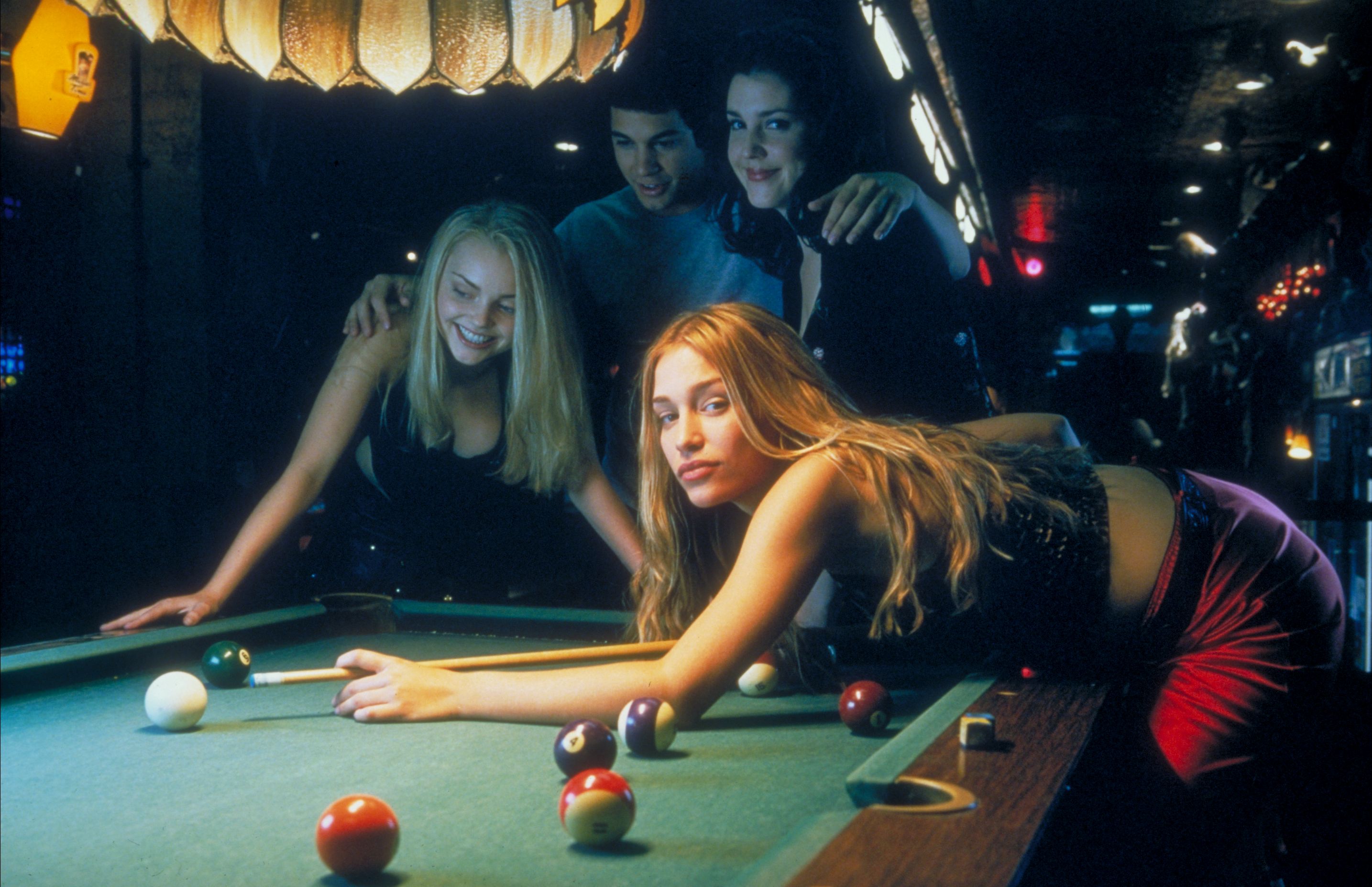 Melanie Lynskey, Izabella Miko, Piper Perabo, and Adam Garcia in Coyote Ugly (2000)