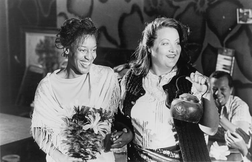 CCH Pounder and Marianne Sägebrecht in Bagdad Cafe (1987)