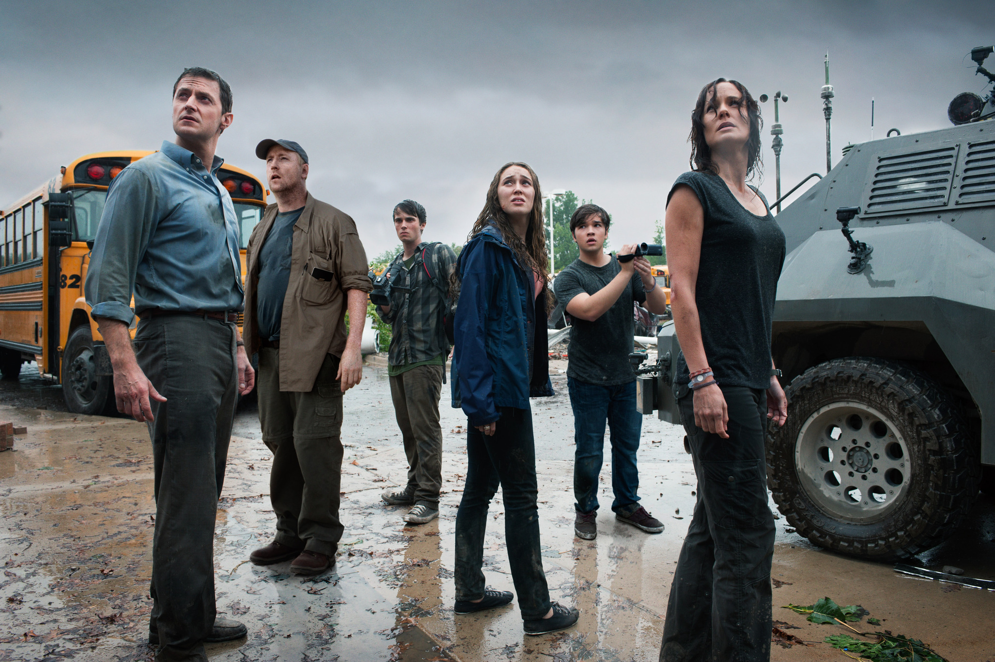 Richard Armitage, Nathan Kress, Ron Phillips, Matt Walsh, Sarah Wayne Callies, Alycia Debnam-Carey, and Max Deacon in Into the Storm (2014)