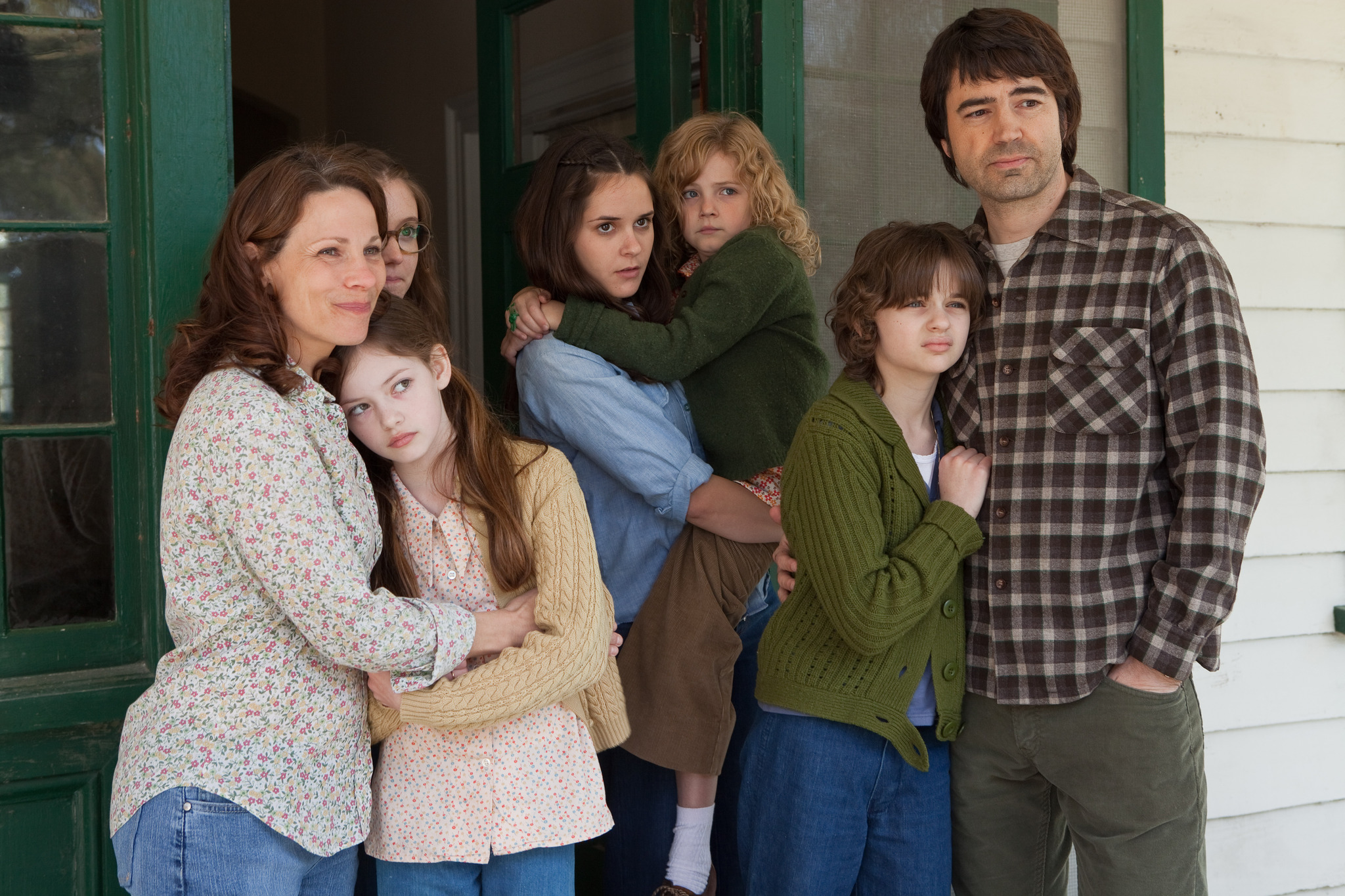 Lili Taylor, Ron Livingston, Joey King, Hayley McFarland, Shanley Caswell, Mackenzie Foy, and Kyla Deaver in The Conjuring (2013)