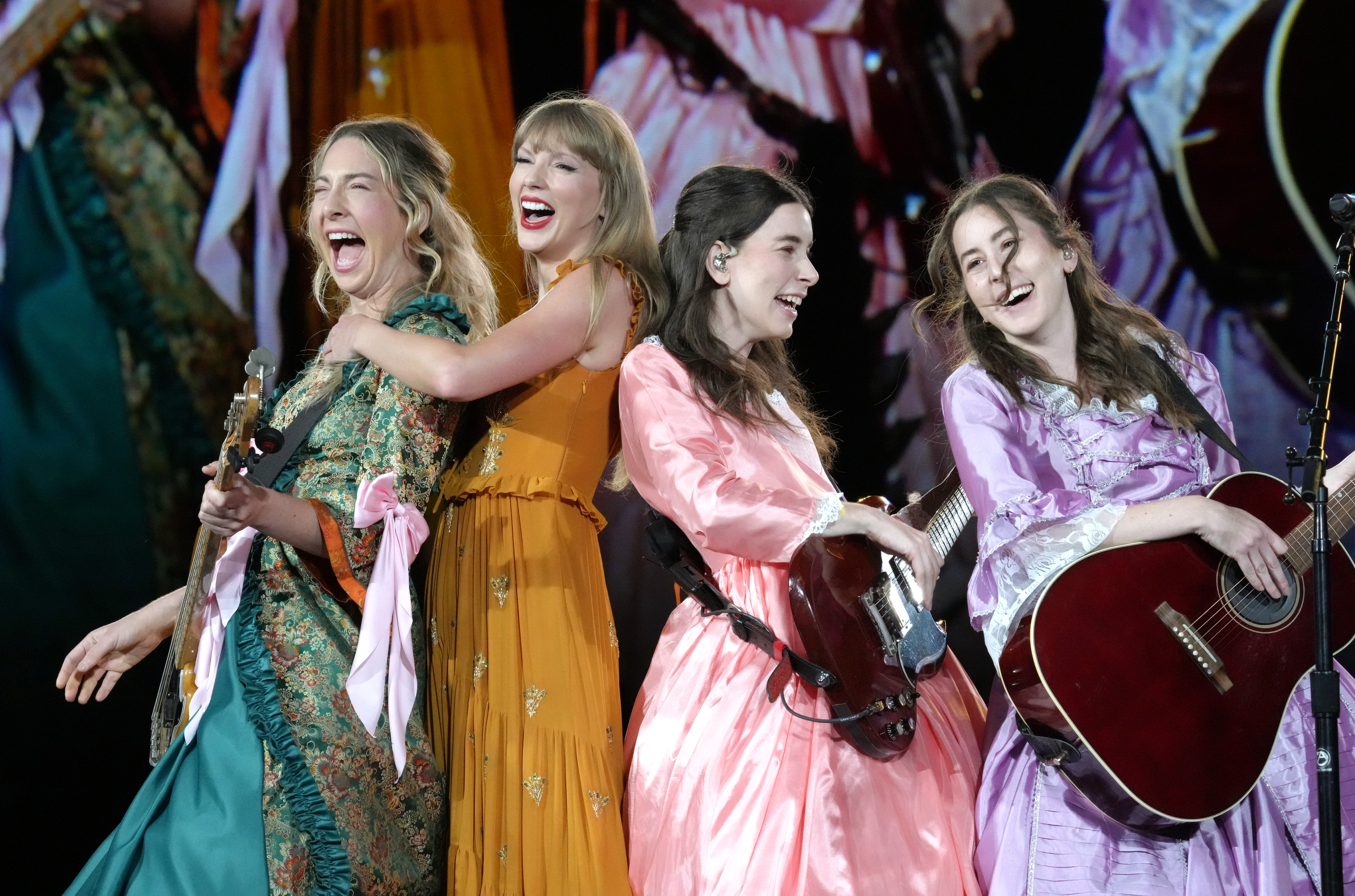 Taylor Swift, Alana Haim, Danielle Haim, and Este Haim