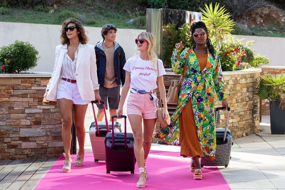 Constance Arnoult, Manon Azem, Fadily Camara, and Mickaël Lumière in Friendzone (2021)