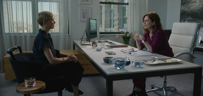 Julianne Moore and Michelle Williams in After the Wedding (2019)