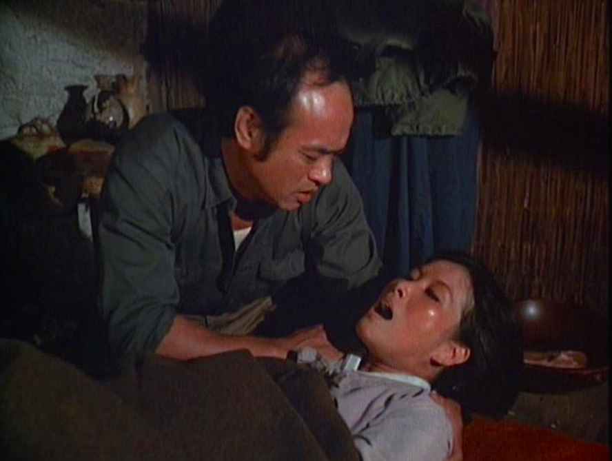 June Kyoto Lu and Le Quynh in M*A*S*H (1972)