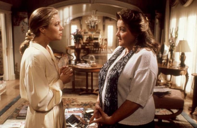 Kathleen Turner and Marianne Sägebrecht in The War of the Roses (1989)