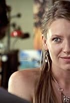 Anna Torv in The Secret Life of Us (2001)