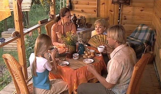 Olga Kabo, Dmitriy Kharatyan, and Anastasiia Ziurkalova in Tebe, nastoyashchemu (2004)