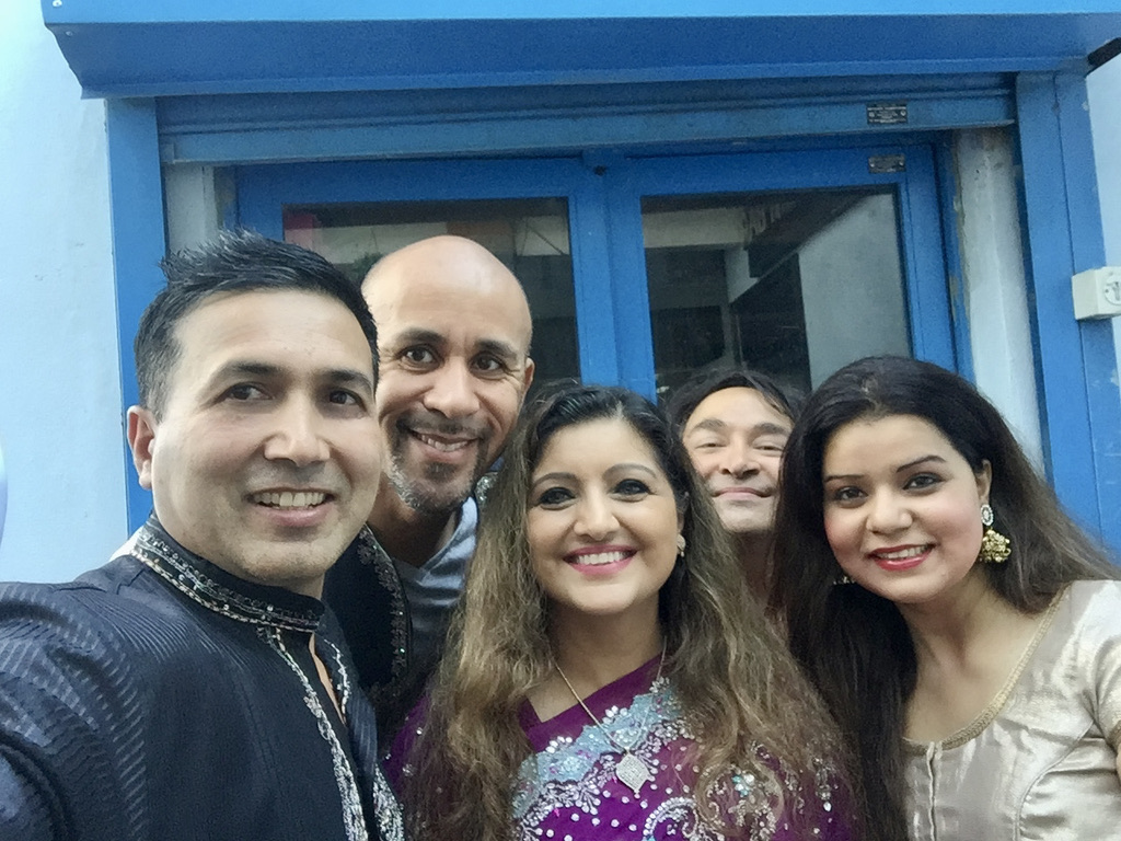 Kumud Pant, Raj Awasti, Daniel Eghan, Pooja Kimaya, and Anjali Premendra Parashar in Aaj Masti Mein Nachne De (2017)