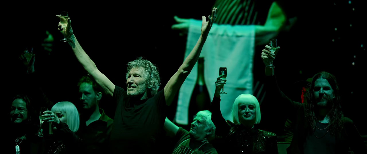 Roger Waters, Jonathan Wilson, Jess Wolfe, Gus Seyffert, Dave Kilminster, and Holly Laessig in Roger Waters - Us + Them (2019)