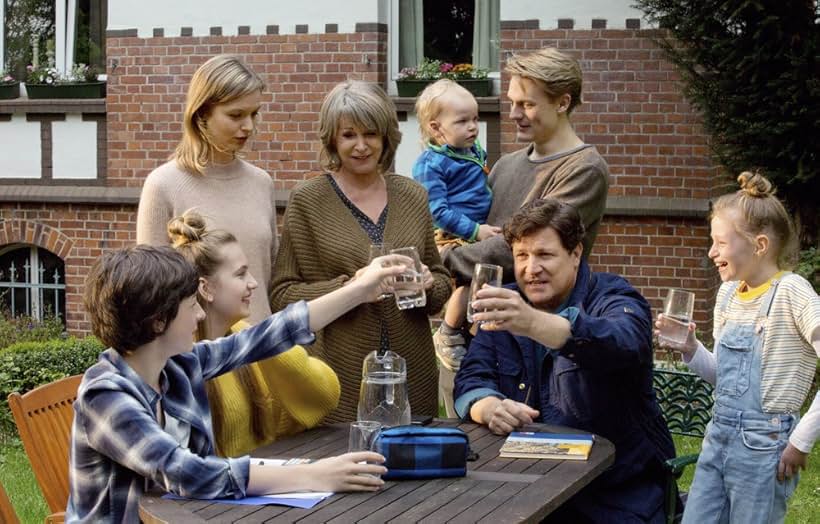 Francis Fulton-Smith, Uta Schorn, Nelly Hoffmann, Julian König, Meo Wulf, Fabienne Haller, Anne Sophie Triesch, and Matthis Anton Tierling in Circle of Life (2004)