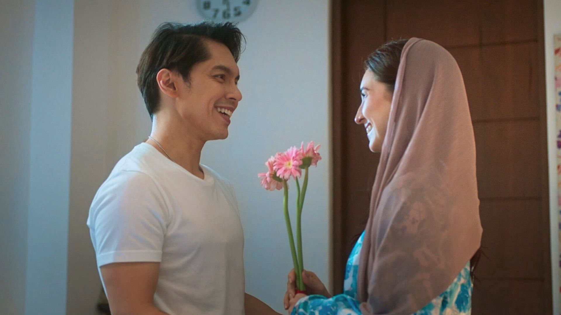 Carlo Aquino and Coleen Garcia in Kung hindi lang tayo sumuko (2023)