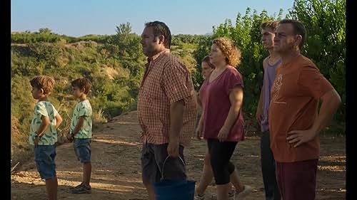 The life of a family of peach farmers in a small village in Catalonia changes when the owner of their large estate dies and his lifetime heir decides to sell the land, suddenly threatening their livelihood.