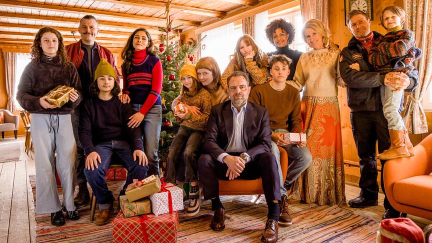 Maria Furtwängler, Juergen Maurer, Dennenesch Zoudé, Elias Schneider, Salome Manyak, Finjen Kiefer, Lotta Herzog, Liam Noori, Luise Nolz, Pegah Ferydoni, Manuel Rubey, Sarah Bauerett, and Leo Reisinger in Abenteuer Weihnachten (2023)