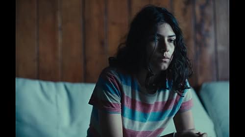 Eva a 16-year-old girl lives with her mother, her younger sister and their cat, but wants to move in with her estranged father. Clinging onto him, she tries to balance between the tenderness and sensitivity of teenage life.