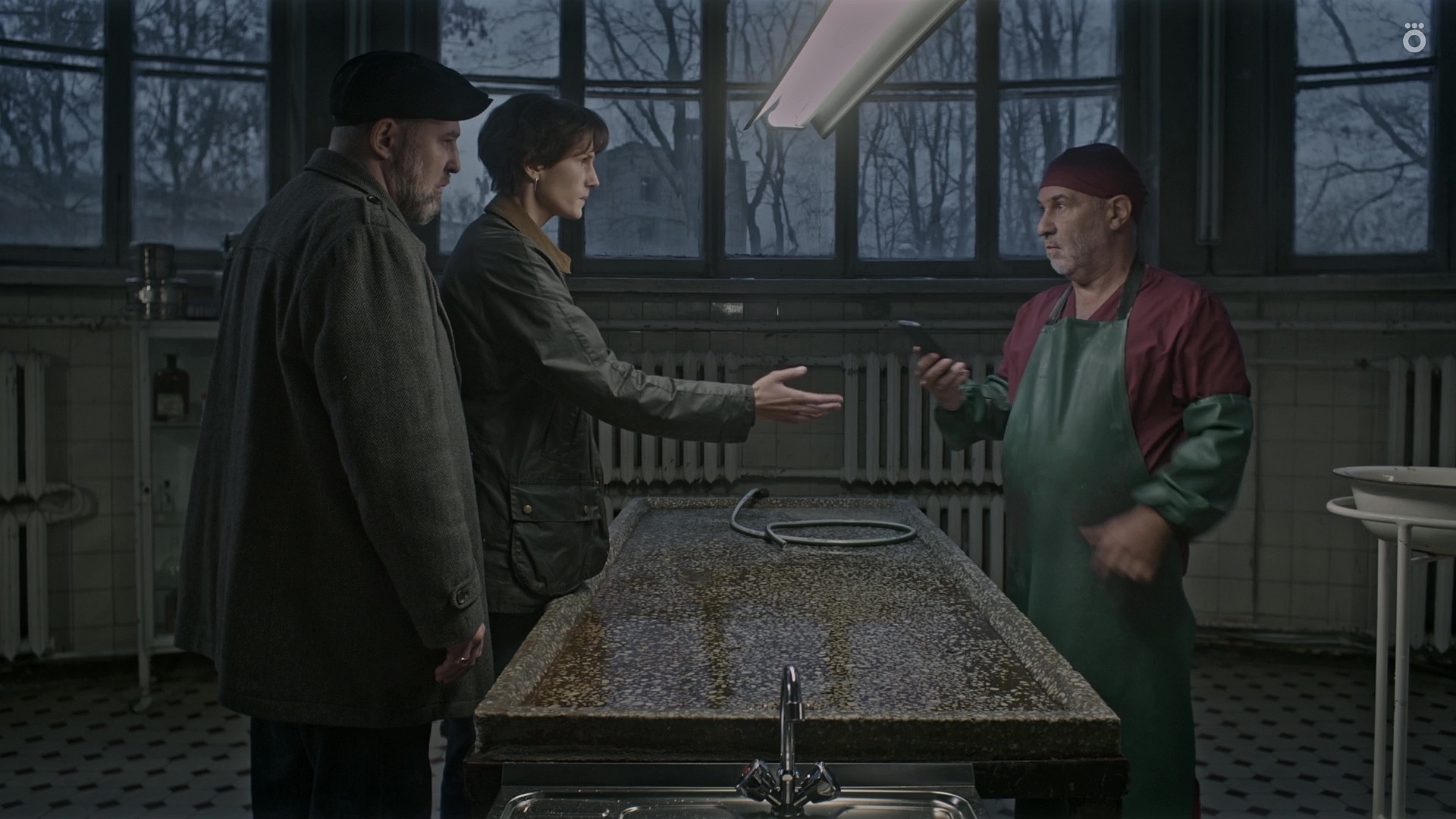 Evgeniy Grishkovets, Maryana Spivak, and Aleksey Rozin in Chyornoe oblako (2023)