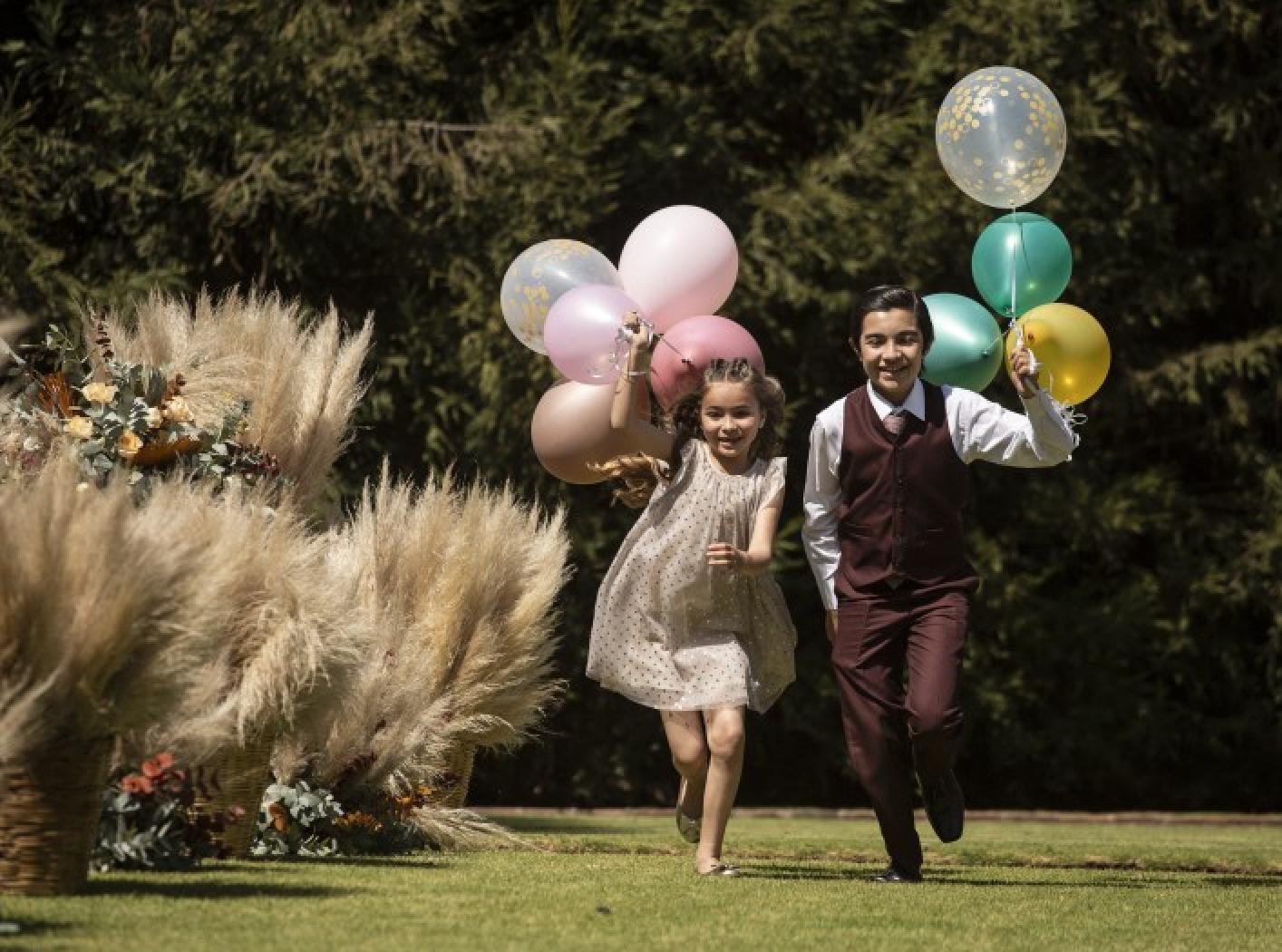 Jonathan Ochoa and Zoe Itzayana in Quererlo todo (2020)