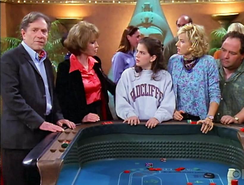 Téa Leoni, Mary Tyler Moore, George Segal, Paula Cale, and Richmond Harrison in The Naked Truth (1995)