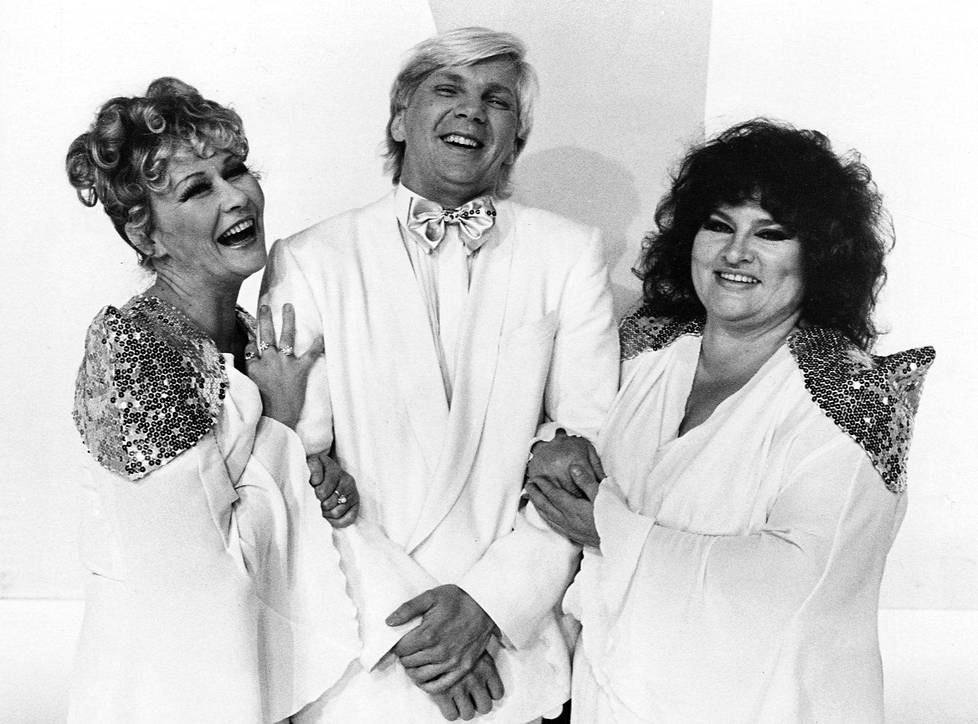 Pirjo Bergström, Eeva Litmanen, and Pirkka-Pekka Petelius in Velipuolikuu (1983)