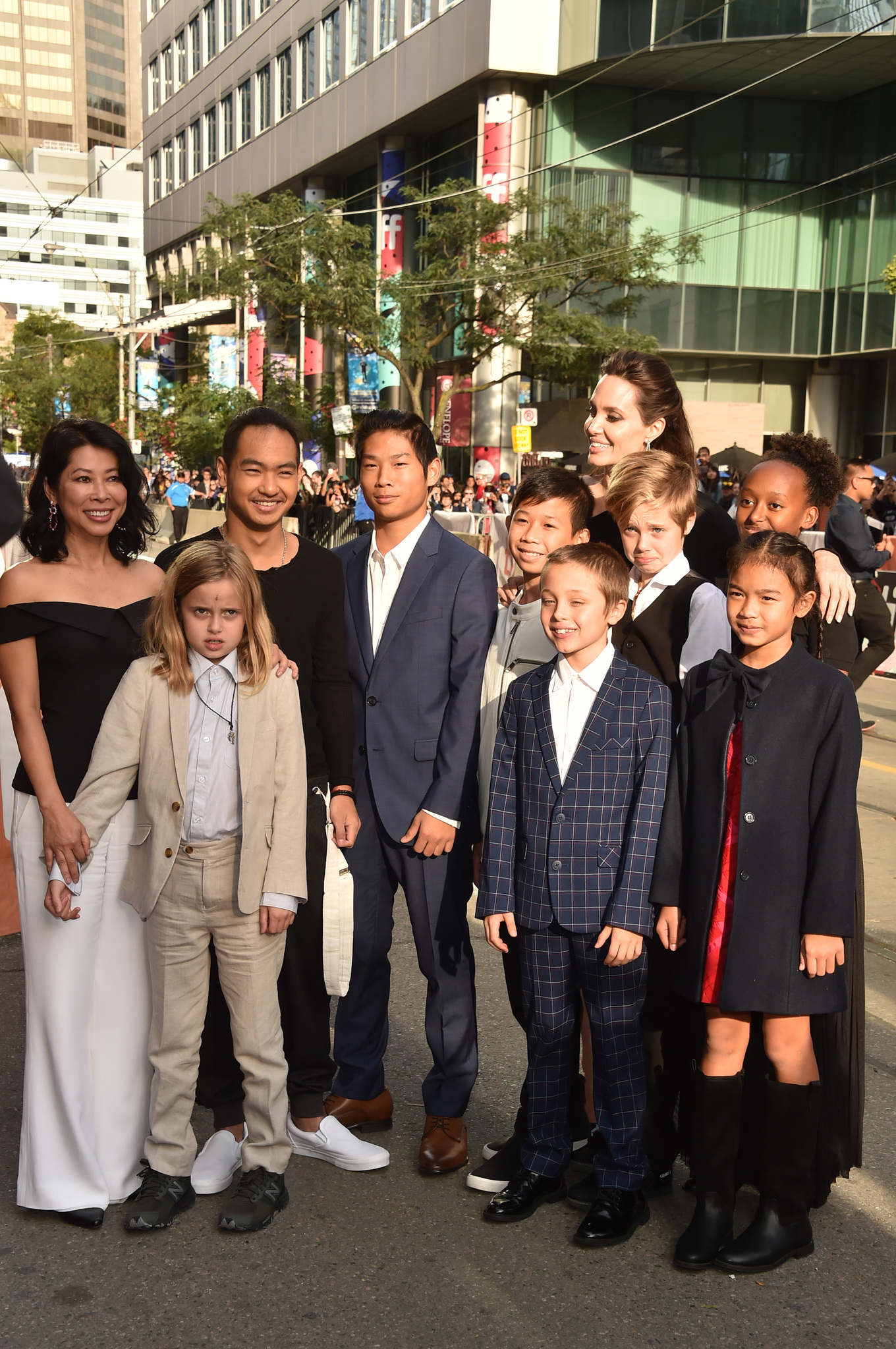 Angelina Jolie, Maddox Jolie-Pitt, Shiloh Jolie-Pitt, Zahara Jolie-Pitt, Vivienne Jolie-Pitt, Pax Jolie-Pitt, Loung Ung, Knox Jolie-Pitt, Sareum Srey Moch, and Mun Kimhak at an event for First They Killed My Father (2017)