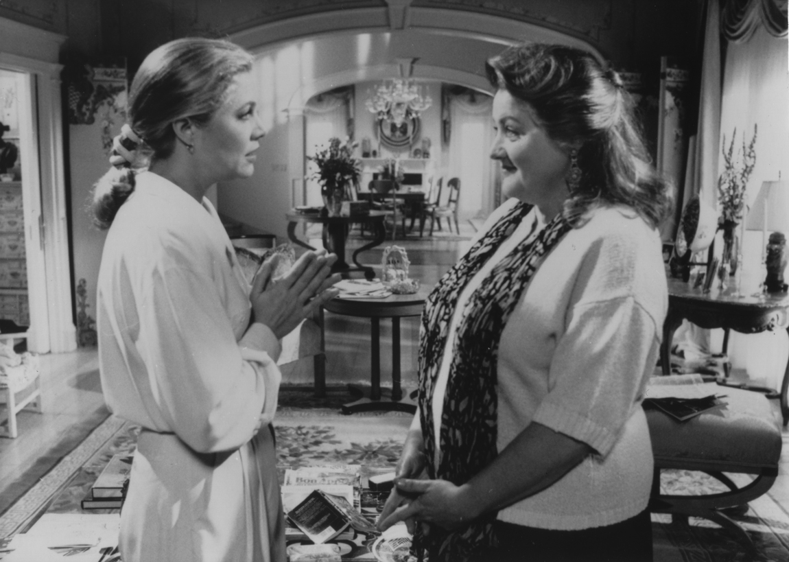 Kathleen Turner and Marianne Sägebrecht in The War of the Roses (1989)