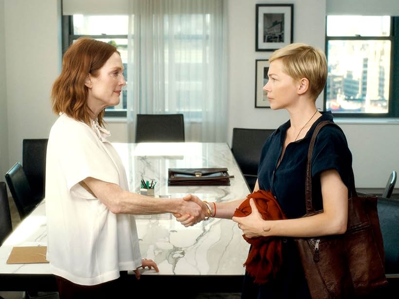 Julianne Moore and Michelle Williams in After the Wedding (2019)