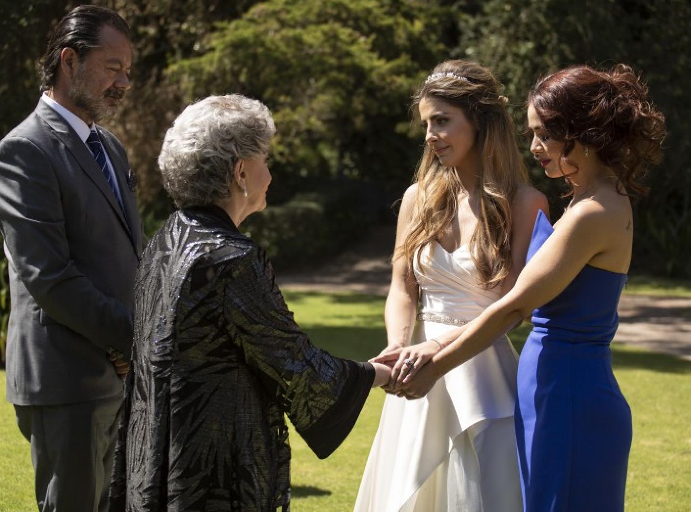 Norma Lazareno, Michelle Renaud, and Mimi Morales in Quererlo todo (2020)