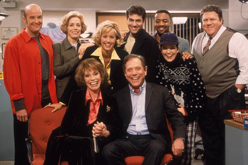 Téa Leoni, Mary Tyler Moore, George Segal, George Wendt, Paula Cale, Jonathan Penner, Mark Roberts, Darryl Sivad, and Holland Taylor in The Naked Truth (1995)