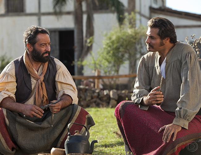 Thiago Lacerda and Cris Pereira in Time and the Wind (2013)