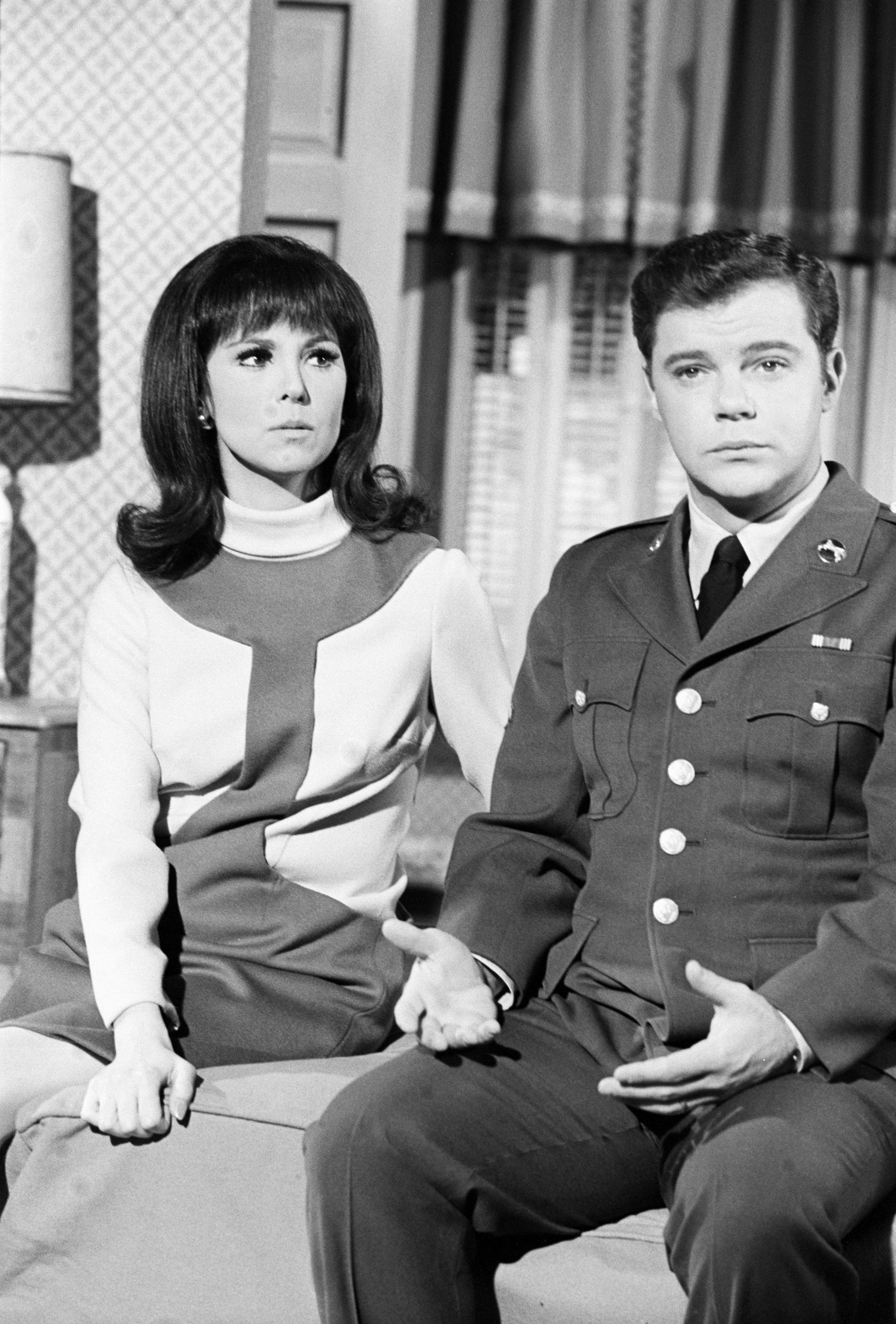 Marlo Thomas and Warren Berlinger in That Girl (1966)