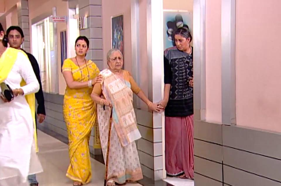 Smriti Malhotra-Irani, Sudha Shivpuri, and Riva Bubber in Kyunki Saas Bhi Kabhi Bahu Thi (2000)