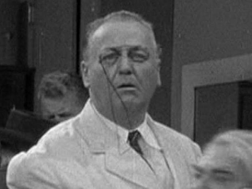 Robert Emmett O'Connor in Air Raid Wardens (1943)