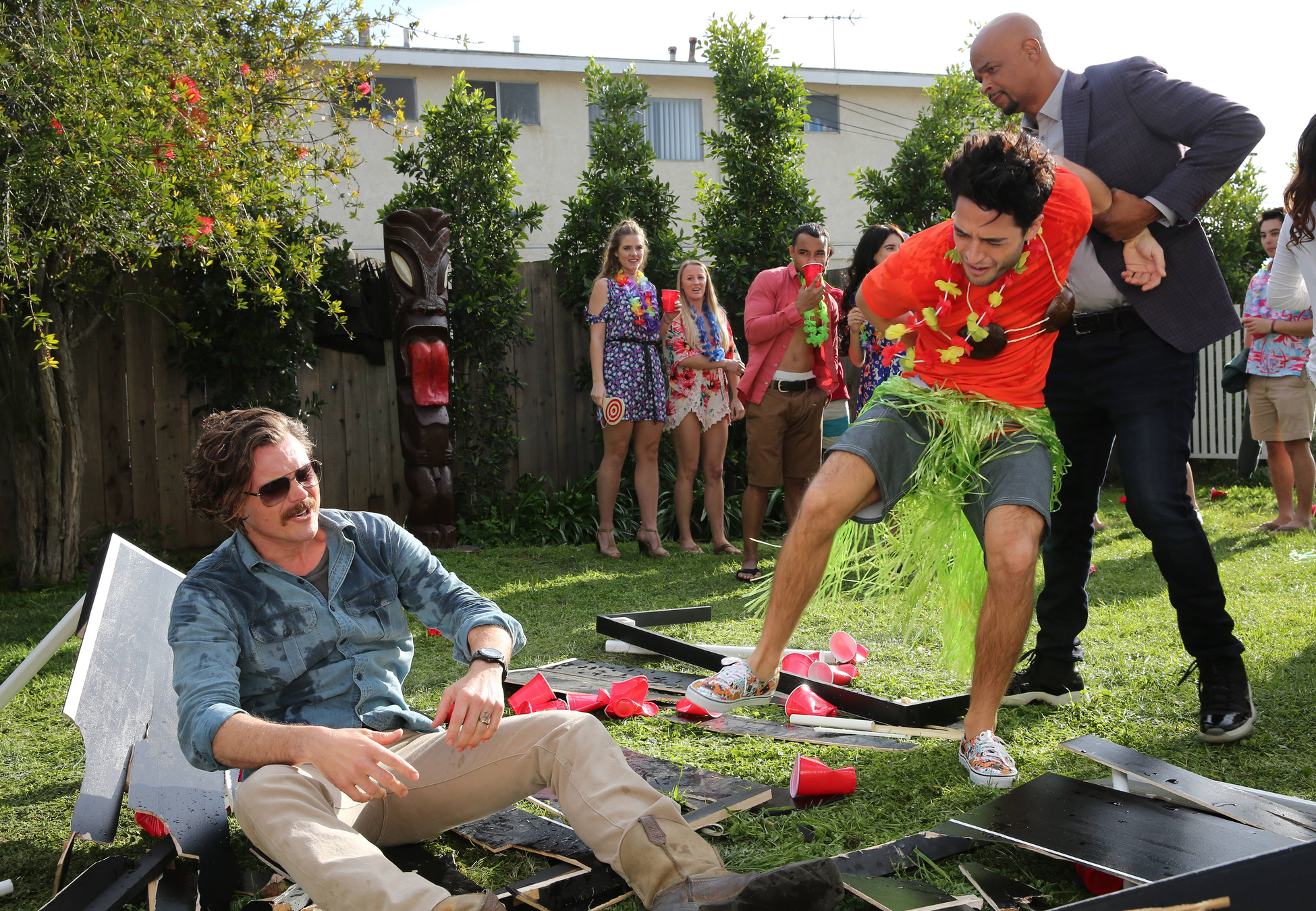 Damon Wayans, Clayne Crawford, and Drew Lipson in Lethal Weapon (2016)