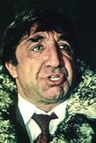 Frunzik Mkrtchyan in Odinokim predostavlyaetsya obshchezhitiye (1984)