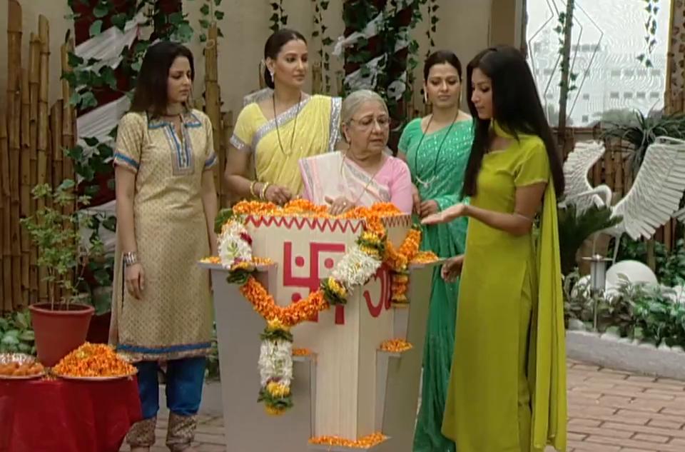 Sudha Shivpuri, Riva Bubber, Rakshanda Khan, and Mouni Roy in Kyunki Saas Bhi Kabhi Bahu Thi (2000)